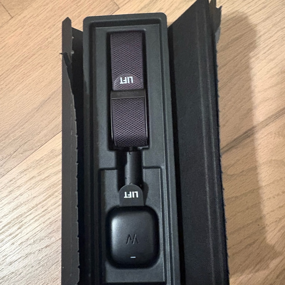 Black Whoop 4.0 - NEVER WORN & comes with charger

Membership included